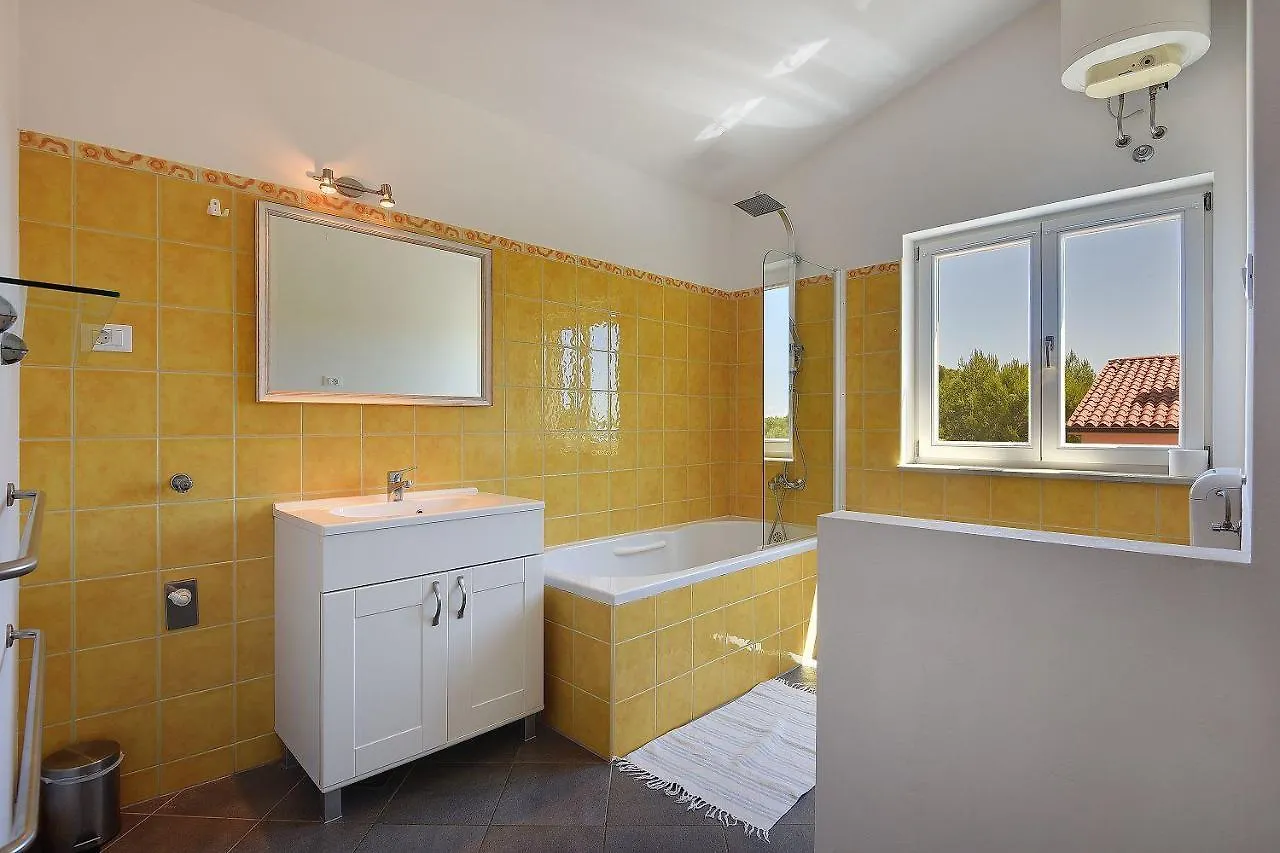 Vakantiehuis Villa Mit Beheiztem Privatpool, Bbq, Darts Medulin